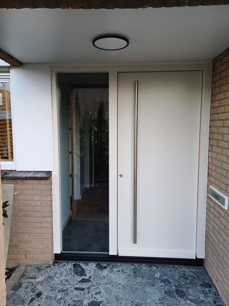 Houten openslaande deuren met kozijn geïnstalleerd door Gewoon DICK in Berkel en Rodenrijs, stijlvol en duurzaam.