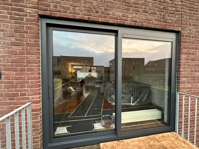 Twee aluminium schuifpuien en twee kunststof kozijnen geïnstalleerd door Gewoon DICK in Delfgauw, energiebesparend en op maat gemaakt.
