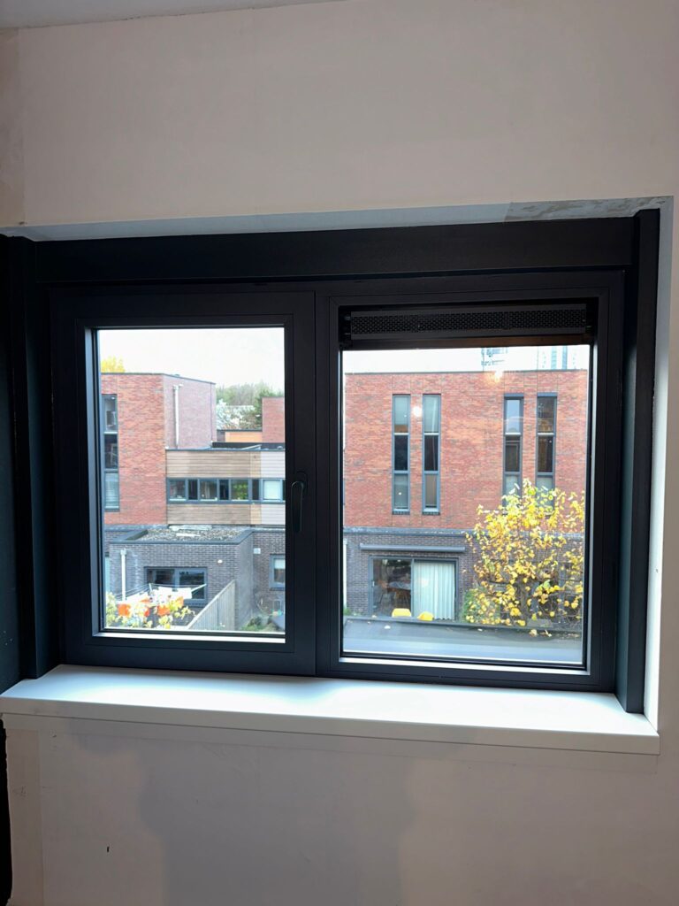 Twee aluminium schuifpuien en twee kunststof kozijnen geïnstalleerd door Gewoon DICK in Delfgauw, energiebesparend en op maat gemaakt.