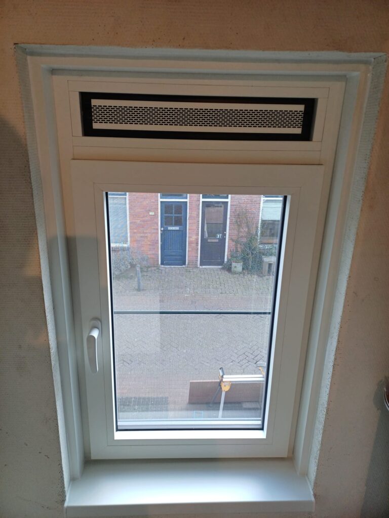 Detail van kunststof kozijnen met HR++ glas in een woning in Pijnacker