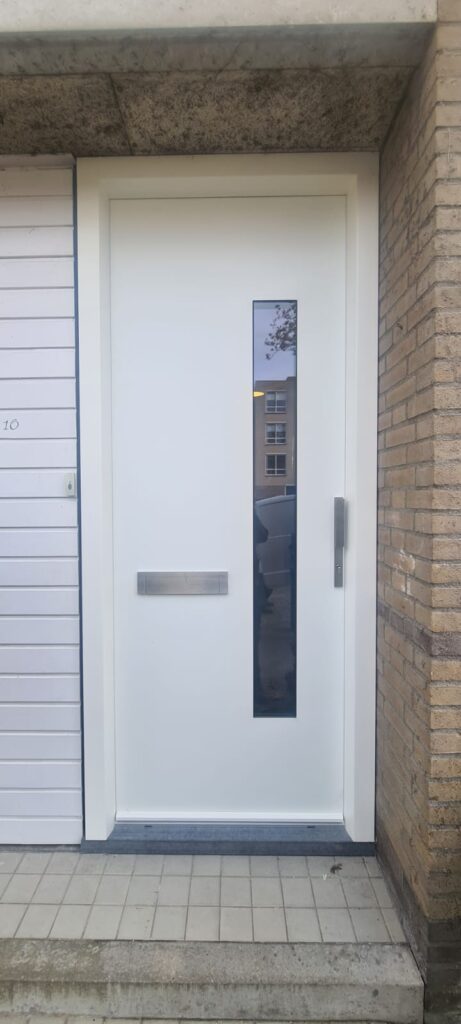 Moderne kunststof voordeur op maat geplaatst in woning Gipskruid Krimpen aan den IJssel