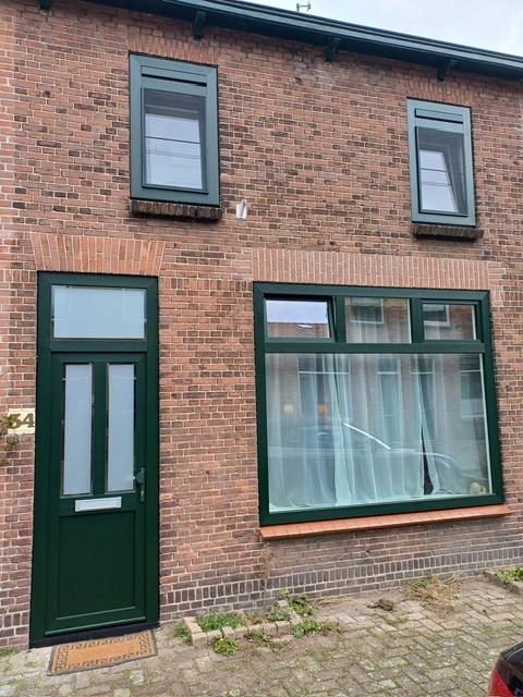 Nieuwe kunststof voordeur in modern design geplaatst in Pijnacker