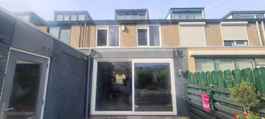 Ruime aluminium schuifpui inclusief montage voor naadloze overgang naar tuin in Gipskruid