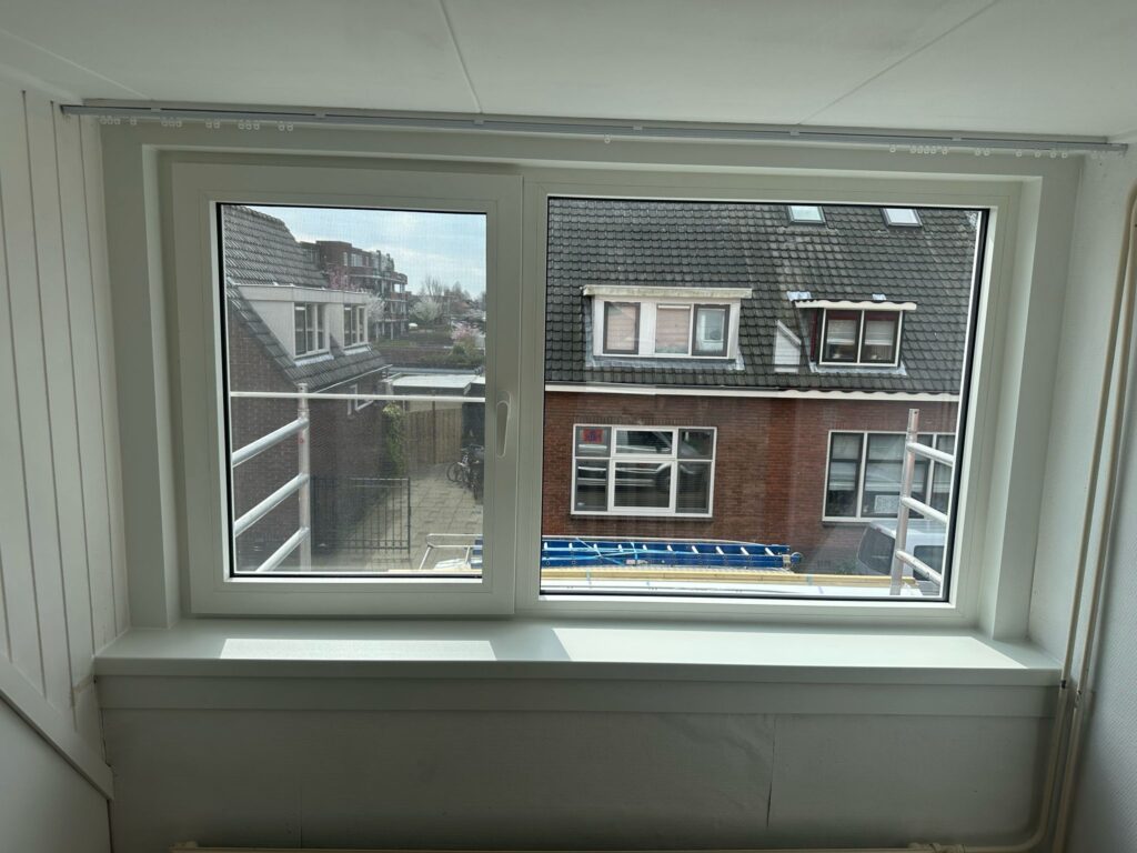 Vakkundige installatie van onderhoudsarm kunststof kozijn voor dakkapel in woning Bleiswijk