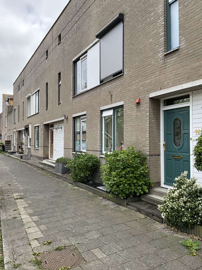 Vier hoogwaardige kunststof kozijnen geïnstalleerd voor optimale isolatie in Krimpen aan den IJssel