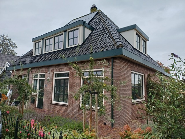 Overzicht van kunststof kozijnen en deuren geplaatst aan de Oud-Bodegraafseweg in Bodegraven