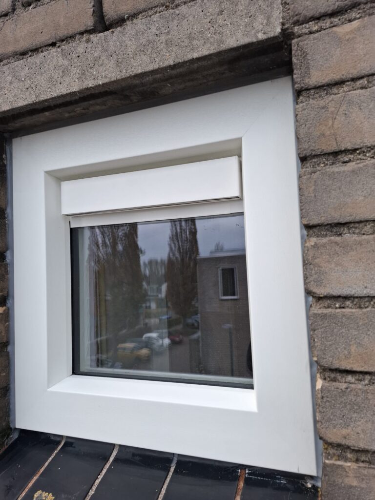 Detail van de afwerking van het kunststof kozijn.