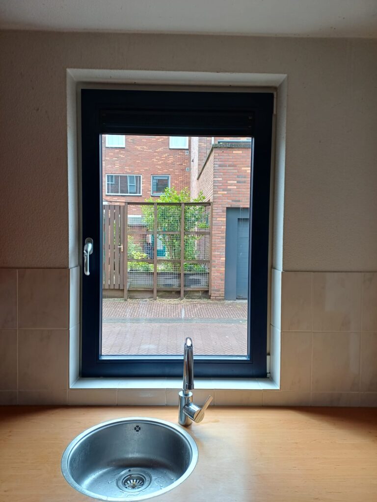 Binnenzijde van het nieuwe houten kozijn in de kleur staalblauw.
