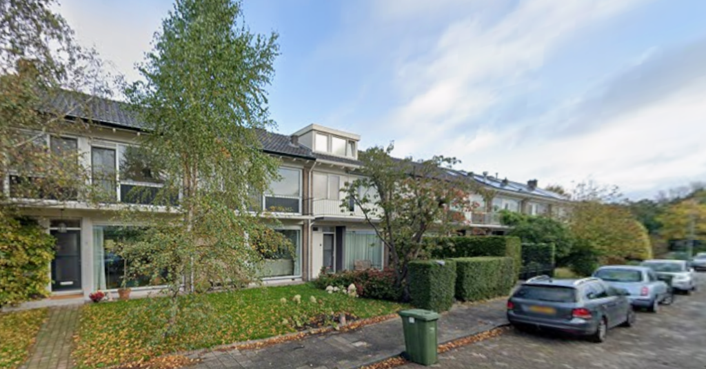 Gemonteerde kunststof kozijnen en deuren in een rijtjeswoning in Rotterdam.