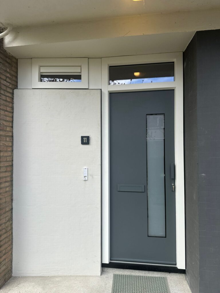Moderne basaltgrijze kunststof voordeur door Gewoon DICK.