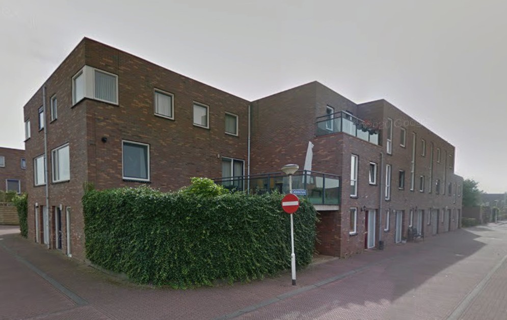 Nieuw geplaatste houten kozijnen aan de Calandschans in Zoetermeer.
