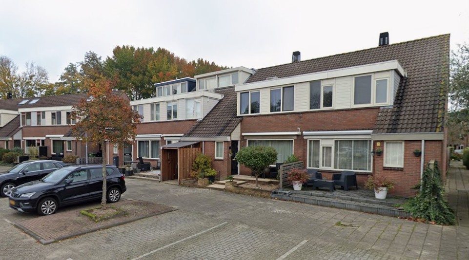 Nieuw geplaatste houten openslaande deuren in Rotterdam.