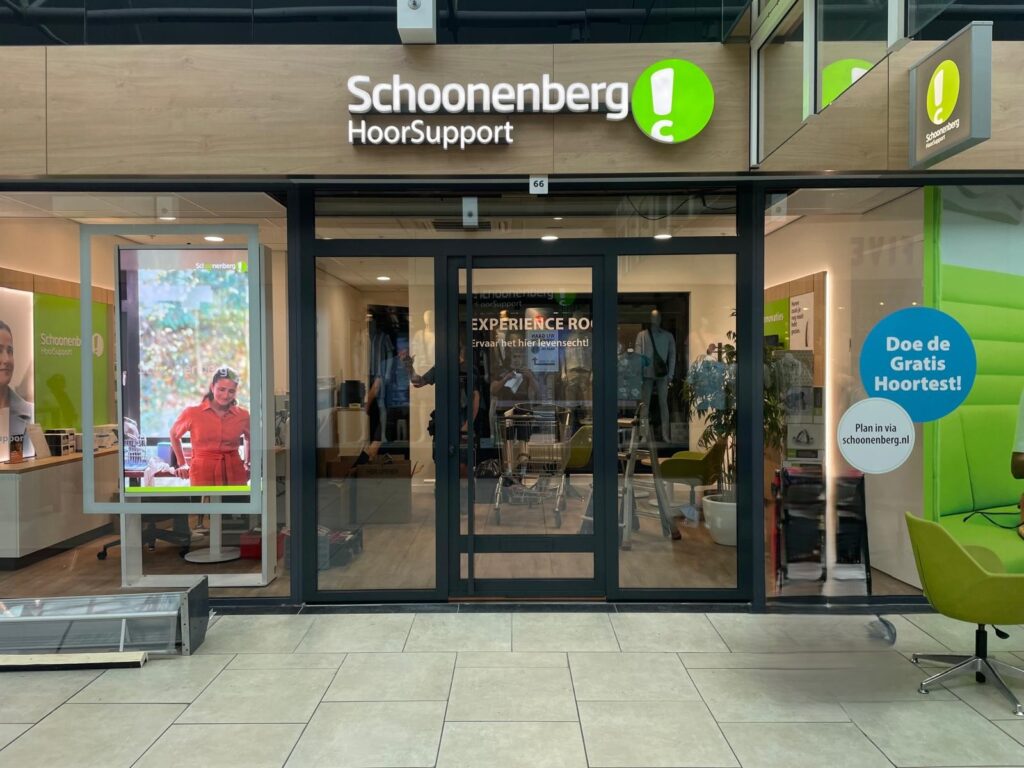 Vooraanzicht van het vernieuwde winkelpand van Schoonenberg HoorSupport..
