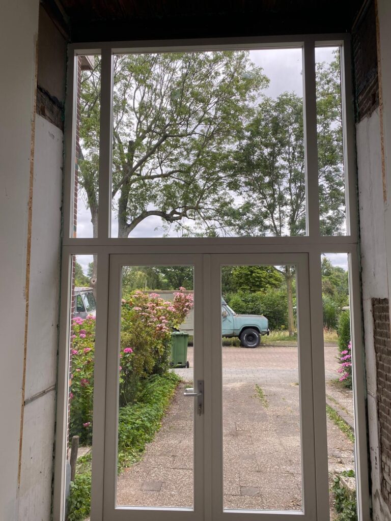 Detail van de strakke afwerking en de HR++ beglazing van de nieuwe hardhouten entree.