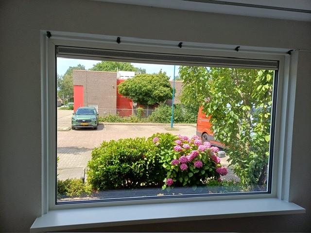 Detail van de strakke afwerking en het triple glas in het kunststof kozijn.