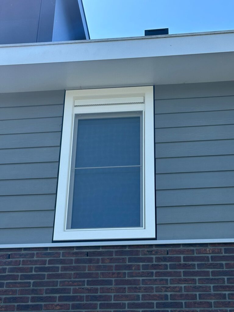 Detail van het robuuste blokprofiel en de strakke afwerking van het kozijn.