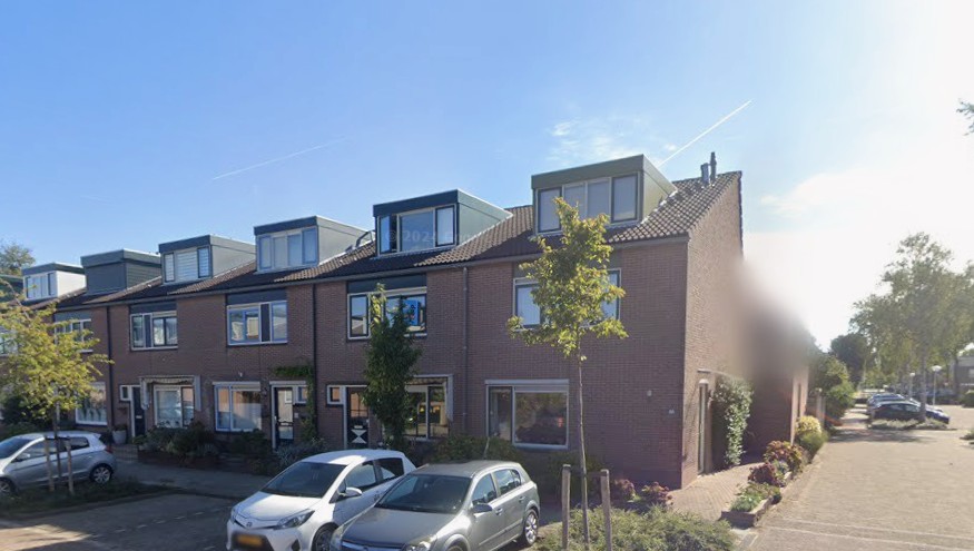 Gemonteerde foliewitte kunststof kozijnen met hout-look in Zoetermeer.