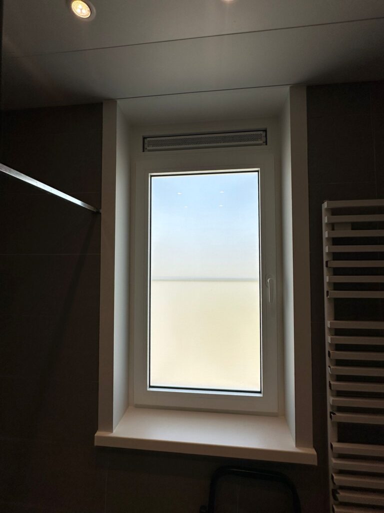 Het geopende kunststof draaikiepraam in ventilatiestand.