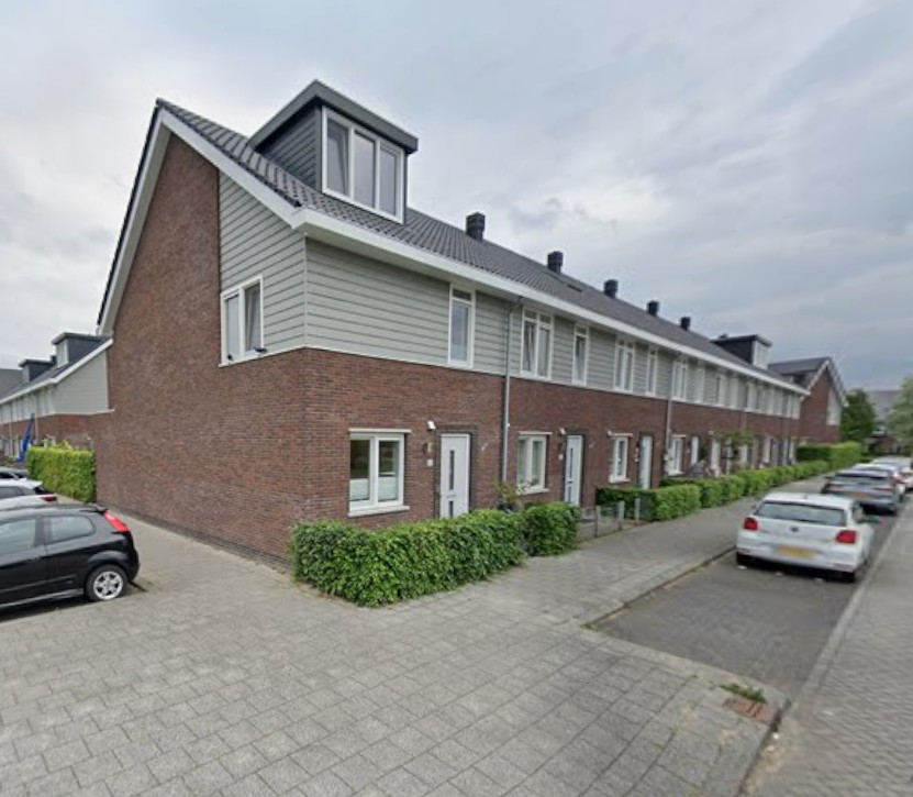 Nieuw geplaatst wit kunststof draaikiep kozijn met blokprofiel in Zoetermeer.