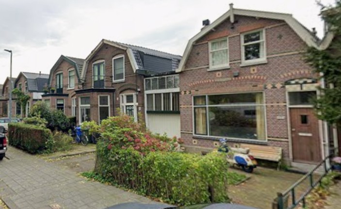 Nieuw geplaatste witte hardhouten openslaande deuren met een groot bovenlicht in Rotterdam.