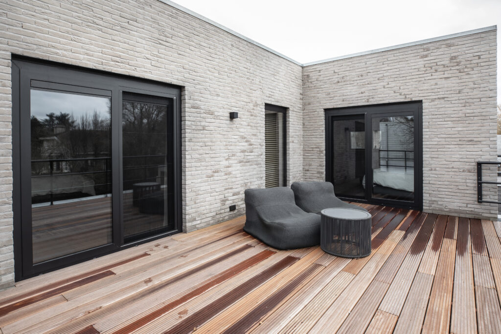 Zwarte aluminium schuifpui op maat voor een strakke en moderne uitstraling.