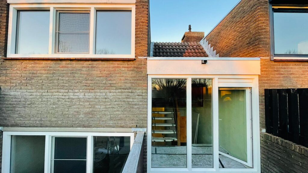 Buitenaanzicht van het nieuwe kunststof kozijn met een vrij uitzicht.