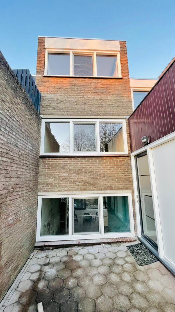 Buitenaanzicht van het nieuwe kunststof kozijn met vrij uitzicht.