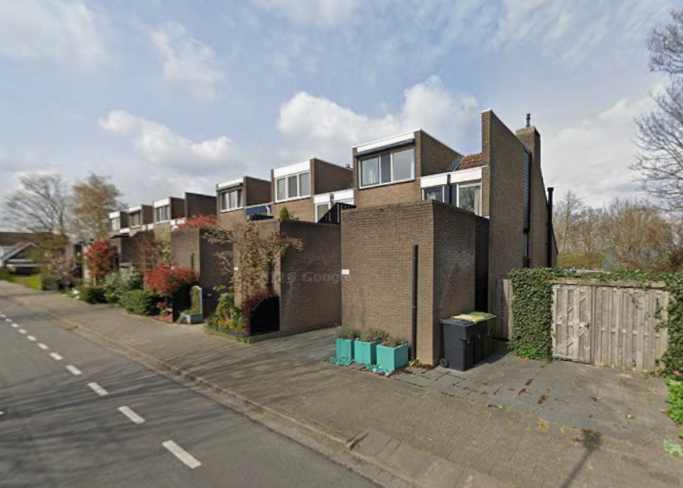 Gevel van de hoekwoning in Oud-Beijerland met nieuw geplaatste kunststof kozijnen.