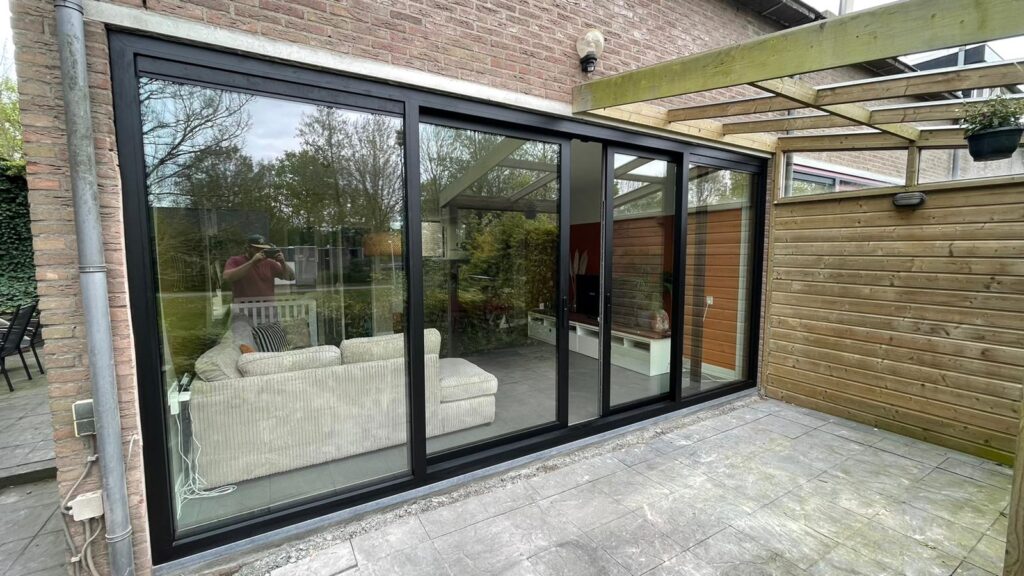 Royale 4-delige zwarte aluminium schuifpui in Oud-Beijerland.